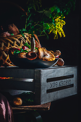 포토 JPG 해외이미지 계절 음식 백그라운드 잎 다이어트 재료 자연 탁자 건강 요리 사람없음 목재 장식 빨간색 초록색 컬러풀 갈색 바구니 식당 식사 버섯 침묵 수확 흰색 시골 신선 칼 숲 자르기 먹기 오브젝트 유기농 질감 날것 레시피 내추럴 그물버섯 식용 맛있는 해외포토 나무 식물 웰빙 컬러 가구 농업 모션 상점 소리 생태계 파일형식 이미지허브