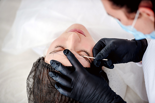 포토 JPG 해외이미지 여자 실내 마스크 상반신 성인 두명 앞모습 옆모습 눕기 눈감음 잡기 그리기 소프트포커스 눈썹 시술 눈썹문신 성인여자만 해외포토 얼굴 뷰포인트 모션 촬영기법 사람 내부 문신 여자만 성인만 파일형식 이미지허브