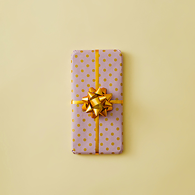 포토 JPG 해외이미지 템플릿 디자인 기념일 행복 리본 종이 결혼 백그라운드 컨셉 비즈니스 모바일 휴가 발렌타인데이 선물 사람없음 장식 스마트폰 핸드폰 상자 노란색 축제 놀람 축하 인사 생일 전화기 활 패키지 고립 미니멀 해외포토 감정 컬러 데이이벤트 표정 이벤트 전자제품 스마트기기 예절 파일형식 이미지허브