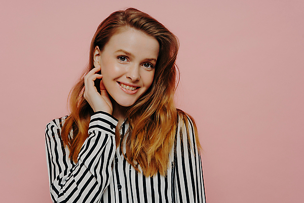 포토 JPG 해외이미지 백인 모델 1 라이프스타일 여자 행복 감정 얼굴 벽 분홍색 포즈 백그라운드 신체 한명 서기 미소 사람 성인 빛 뷰티 갈색 유행 검은색 기쁨 블라우스 웨이브 긍정 보여주기 생강 길이 빨간머리 고립 정중 표현성 해외포토 서양인 헤어스타일 컬러 컨셉 상의 채소 모션 표정 생활 신체부위 파일형식 이미지허브