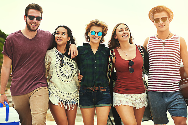 포토 JPG 해외이미지 주간 라이프스타일 응시 여자 남자 행복 여행 어깨동무 휴가 함께함 여러명 상반신 20대 성인 야외 앞모습 친구 선글라스 우정 그룹 해외포토 자연요소 시선 감정 안경 뷰포인트 포즈 다수 컨셉 관계 사람 청년 생활 파일형식 이미지허브