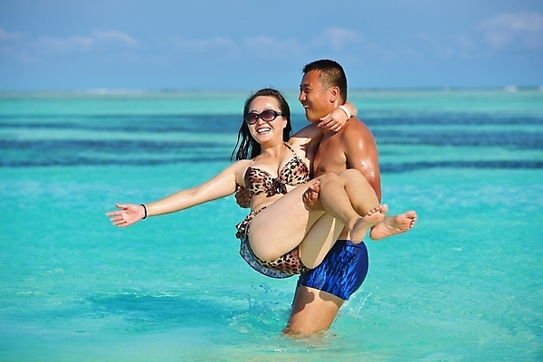 포토 JPG 해외이미지 주간 전신 라이프스타일 커플 여자 남자 수영복 데이트 안기 휴식 사랑 상반신 성인 해변 야외 두명 앞모습 옆모습 여름 맑음 성인만 해외포토 자연요소 옷 계절 감정 바다 뷰포인트 컨셉 관계 모션 날씨 사람 생활 파일형식 이미지허브