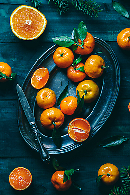 포토 JPG 해외이미지 접시 단면 귤 실내 사람없음 하이앵글 나이프 나무배경 해외포토 식기 뷰포인트 백그라운드 과일 내부 칼 파일형식 이미지허브