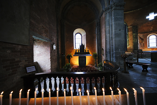 포토 JPG 해외이미지 유럽 종교 여행 건축양식 하늘 산 사람없음 건물 성당 교회 탑 이탈리아 수확 중세 역사 성자 폐허 알프스 신성 수도원 산기슭 고딕 로마네스크 수녀원 신앙심 옛날 파멸 피에몬테 해외포토 건축물 건축 나라 컨셉 농업 종교건축 파일형식 소멸 이미지허브