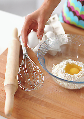 포토 JPG 해외이미지 백인 여자 행복 음식 디저트 주택 요리 사람 성인 사람없음 내부 장식 케이크 주방 계란 앞치마 신선 달콤 맛 굽기 크림 준비 주부 핸드메이드 해외포토 서양인 감정 컨셉 건물 알 구이 파일형식 이미지허브