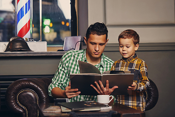 포토 JPG 해외이미지 백인 남자 아들 어린이 함께함 실내 들기 소년 상반신 성인 두명 앞모습 책 아빠 즐거움 이발소 남자만 해외포토 서양인 감정 뷰포인트 컨셉 가족 모션 사람 내부 뷰티샵 파일형식 이미지허브