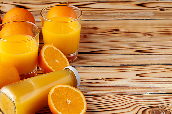 포토 JPG 해외이미지 오렌지 사람없음 주황색 오렌지주스 병음료 나무배경 해외포토 음료 컬러 백그라운드 과일 과일주스 파일형식 이미지허브