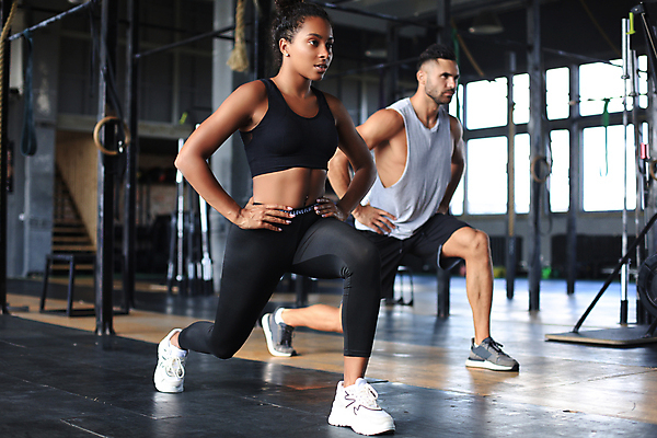 포토 JPG 해외이미지 전신 커플 여자 남자 허리손 백그라운드 함께함 건강 성인 두명 옆모습 운동복 운동기구 헬스장 보디빌더 런지 성인만 해외포토 옷 뷰포인트 포즈 컨셉 관계 사람 운동 헬스 보디빌딩 파일형식 이미지허브