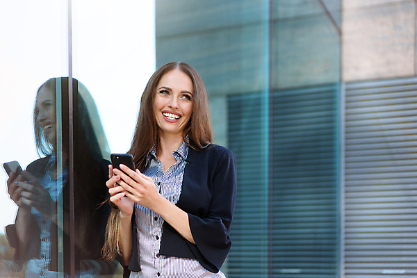 포토 JPG 해외이미지 백인 직업 라이프스타일 긴머리 웰빙 여자 행복 비즈니스 사업가 통신 창문 한명 서기 미소 성인 야외 건물 스마트폰 핸드폰 잡기 도시 비즈니스우먼 자신감 수줍음 미녀 싱글 경영자 긍정 경영 해외포토 서양인 1 헤어스타일 건축물 감정 컨셉 모션 표정 사람 생활 전자제품 스마트기기 직장인 미인 리더 파일형식 이미지허브