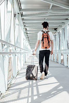 포토 JPG 해외이미지 전신 남자 여행 이동 한명 성인 뒷모습 걷기 캐리어 잡기 승객 짐가방 성인남자한명만 해외포토 1 뷰포인트 컨셉 가방 모션 사람 여행가방 남자한명만 성인남자만 파일형식 이미지허브