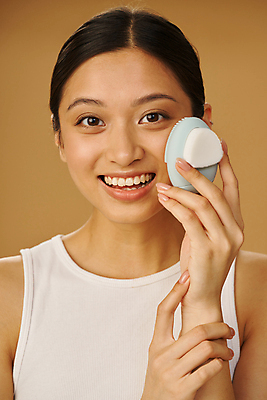 포토 JPG 해외이미지 여자 한명 들기 동양인 상반신 성인 앞모습 뷰티 위생관리 성인여자한명만 모공브러쉬 갈색배경 해외포토 1 뷰포인트 백그라운드 모션 관리 사람 인종 갈색 세안용품 여자한명만 성인여자만 파일형식 이미지허브