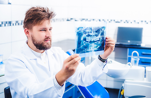 포토 JPG 해외이미지 직업 응시 과학 백그라운드 유니폼 엑스레이 건강 치과 병원 한명 성인 사무실 약 진료 시험 의사 잡기 업무 입 치아 캐비닛 분석 확인 치과의사 문제 틀니 돌봄 방사선 부정적 해외포토 1 시선 옷 교육 감정 컨셉 비즈니스 의학 모션 사람 신체부위 의료진 작업 소화기관 사물함 파일형식 이미지허브