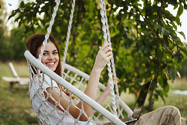 포토 JPG 해외이미지 주간 여자 여유 휴가 휴식 한명 앉기 상반신 성인 야외 옆모습 노트북 잡기 해먹 흔들의자 성인여자한명만 해외포토 자연요소 1 감정 뷰포인트 컨셉 의자 모션 사람 전자제품 침대 여자한명만 성인여자만 파일형식 이미지허브