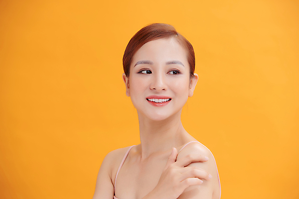 포토 JPG 해외이미지 응시 여자 실내 한명 동양인 상반신 성인 옆모습 뷰티 감싸기 노란배경 성인여자한명만 해외포토 1 시선 뷰포인트 백그라운드 모션 사람 인종 내부 노란색 여자한명만 성인여자만 파일형식 이미지허브