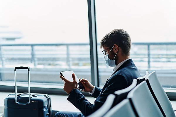 포토 JPG 해외이미지 남자 실내 마스크 한명 들기 앉기 상반신 성인 옆모습 비즈니스맨 기다림 공항 창가 성인남자한명만 해외포토 1 뷰포인트 비즈니스 창문 교통시설 모션 사람 내부 직장인 남자한명만 성인남자만 파일형식 이미지허브