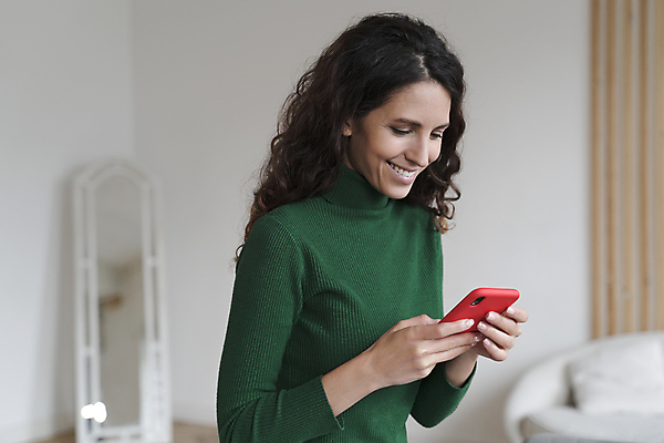 포토 JPG 해외이미지 손 응시 여자 행복 인터넷 모바일 아파트 주택 세포 실내 한명 미소 스마트폰 핸드폰 쇼핑 디지털 스크린 웹 이탈리아 방 타이핑 잡기 메시지 뉴스 이메일 전화기 스마트 확인 온라인 문자메시지 소셜 스페인어 채팅 해외포토 1 시선 감정 유럽 컨셉 모션 표정 사람 내부 건물 신체부위 전자제품 스마트기기 파일형식 이미지허브