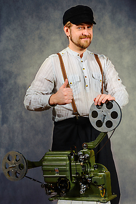 포토 JPG 해외이미지 남자 산업 의자 바지 미술 한명 사람 소년 유행 카메라 스크린 어둠 장비 코트 무대 수확 화려 우아함 영화관 필름 영화 오브젝트 복고 조준 영사기 얼레 옛날 완벽 캡모자 회복 광학 스타일 해외포토 모자_잡화 1 어린이 가구 컨셉 농업 하의 문화예술 전자제품 외투 극장 파일형식 이미지허브