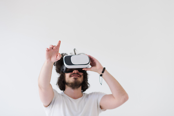 포토 JPG 해외이미지 남자 미래 한명 손짓 상반신 성인 앞모습 흰색 성인남자한명만 VR기기 해외포토 1 뷰포인트 컬러 컨셉 모션 사람 기계 가상현실 남자한명만 성인남자만 파일형식 이미지허브