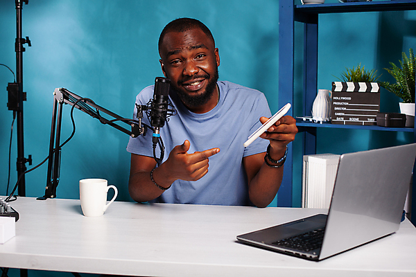 포토 JPG 해외이미지 남자 선반 안내 한명 들기 상반신 성인 앞모습 컵 파란색 노트북 촬영 책상 마이크 방송 촬영실 성인남자한명만 유튜버 스마트폰케이스 해외포토 1 식기 뷰포인트 컬러 음향기기 가구 모션 사람 전자제품 스마트폰 공간 남자한명만 성인남자만 파일형식 크리에이터 이미지허브