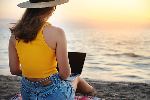 포토 JPG 해외이미지 라이프스타일 여자 바다 여행 백그라운드 인터넷 자연 휴가 한명 사람 앉기 파란색 노트북 컴퓨터 스크린 공책 흰색 타이핑 작업 비즈니스우먼 온라인 해외포토 1 컬러 비즈니스 모션 문구용품 생활 전자제품 직장인 생태계 파일형식 이미지허브