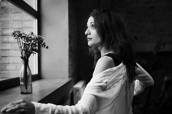 포토 JPG 해외이미지 응시 여자 흑백 실내 한명 상반신 성인 옆모습 꽃병 창가 성인여자한명만 해외포토 1 시선 꽃 뷰포인트 창문 촬영기법 사람 내부 여자한명만 성인여자만 파일형식 이미지허브