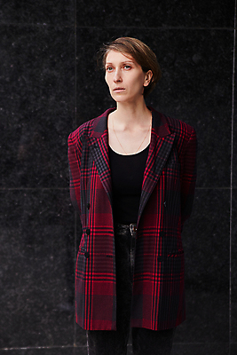 포토 JPG 해외이미지 백인 라이프스타일 응시 시선 여자 생각 짧은머리 거리 한명 서기 사람 정장 성인 야외 건물 빨간색 재킷 도시 우아함 날씬함 체크무늬 대리석 내추럴 스타일 해외포토 서양인 1 헤어스타일 건축물 옷 컬러 컨셉 무늬 재료 모션 생활 외투 몸매 파일형식 이미지허브