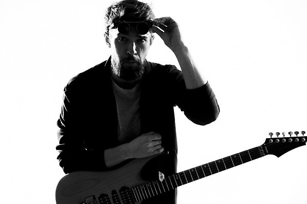 포토 JPG 해외이미지 응시 남자 흑백 한명 상반신 성인 앞모습 선글라스 기타 잡기 매기 기타리스트 로큰롤 락스타 성인남자한명만 해외포토 1 시선 안경 음악 뷰포인트 모션 현악기 촬영기법 사람 연주자 남자한명만 성인남자만 파일형식 이미지허브