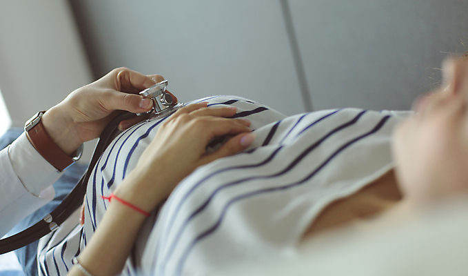 포토 JPG 해외이미지 직업 응시 여자 청진기 건강 병원 대화 미소 두명 노트북 약 듣기 시험 환자 의사 흰색 긴급 가리킴 기록 질병 구조원 문서 약속 처방 방문 문제 돌봄 물리치료사 서류판 소아과의사 심장병 해외포토 시선 교육 컬러 의학 의료기기 모션 표정 말하기 사람 손짓 전자제품 사무용품 의료진 치료사 파일형식 이미지허브