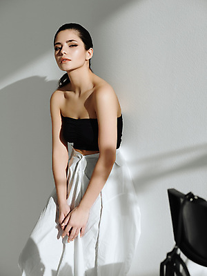 포토 JPG 해외이미지 모델 응시 여자 패션 실내 그림자 한명 서기 상반신 성인 옆모습 우아함 탱크톱 스타일링 성인여자한명만 와이드팬츠 해외포토 1 시선 뷰포인트 컨셉 상의 바지 모션 사람 내부 여자한명만 성인여자만 파일형식 이미지허브