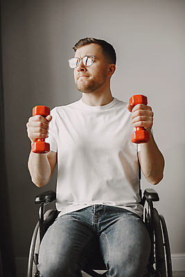 포토 JPG 해외이미지 직업 라이프스타일 웰빙 응시 남자 행복 스포츠 신체 의자 교통시설 휴식 주택 실내 건강 한명 사람 앉기 가로 운동 반사 힘 아령 환자 관찰 잡기 질병 몸무게 결심 장애인 집중 연습 휠체어 체육관 기회 노력 테라피 장애 치유 해외포토 1 시선 감정 가구 교통 컨셉 의학 모션 내부 건물 생활 뷰티 시설 파일형식 이미지허브