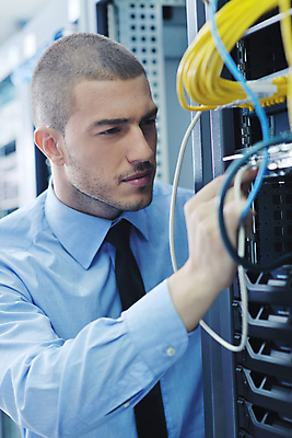 포토 JPG 해외이미지 남자 실내 관리 한명 상반신 성인 앞모습 자료 전선 비즈니스맨 센터 시스템 서버 서버실 성인남자한명만 해외포토 1 뷰포인트 비즈니스 사람 내부 직장인 남자한명만 성인남자만 파일형식 이미지허브