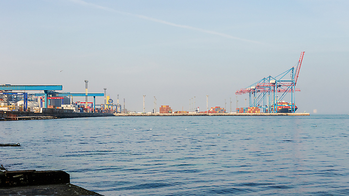 포토 JPG 해외이미지 유럽 산업 바다 비즈니스 교통시설 항해 파노라마 해변 사람없음 야외 물 항구 화물 보트 낟알 컨테이너 조선소 서비스 기중기 무역 방파제 상업 해안도시 포트 부둣가 로딩 우크라이나 유조선 터미널 오데사 해외포토 자연요소 공공시설 나라 교통 배_교통 촬영기법 운송업 도시 중장비 시설 파일형식 이미지허브