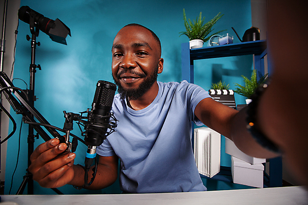 포토 JPG 해외이미지 남자 화초 선반 한명 상반신 성인 앞모습 파란색 상자 촬영 원근감 책상 마이크 방송 촬영실 성인남자한명만 유튜버 해외포토 식물 1 뷰포인트 컬러 음향기기 가구 사람 공간 남자한명만 성인남자만 파일형식 크리에이터 이미지허브