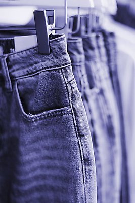 포토 JPG 해외이미지 템플릿 디자인 옷 계절 컨셉 패턴 벽지 사람없음 장식 파란색 빛 컬러풀 뷰티 유행 세일 상점 보라색 청바지 장롱 팔레트 선택 옷걸이 천 연도 제비꽃 진열장 질감 스타일 카피스페이스 미니멀 해외포토 꽃 컬러 가구 무늬 바지 공백 직물 파일형식 이미지허브