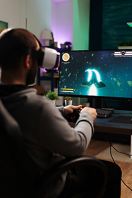 포토 JPG 해외이미지 남자 한명 앉기 상반신 성인 뒷모습 컴퓨터 게임 스마트 하이테크 조이스틱 착용 웨어러블 가상현실 성인남자한명만 오큘러스 VR기기 해외포토 1 뷰포인트 컨셉 모션 놀이 기술 사람 전자제품 기계 게임기 남자한명만 성인남자만 파일형식 이미지허브