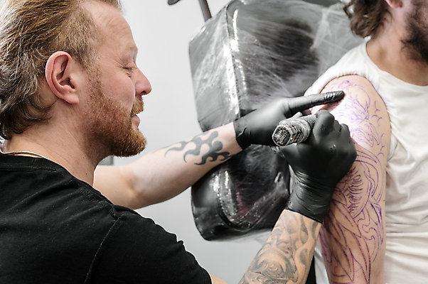 포토 JPG 해외이미지 라이프스타일 손 남자 장갑 의자 잉크 미술 앉기 성인 두명 옆모습 뒷모습 잡기 그리기 문신 고객 집중 그림 예술가 팔 타투이스트 성인남자만 해외포토 직업 잡화 뷰포인트 가구 컨셉 모션 문화예술 사람 생활 신체부위 남자만 성인만 파일형식 이미지허브