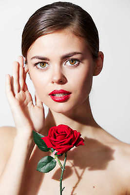 포토 JPG 해외이미지 백인 응시 여자 포즈 한명 상반신 성인 앞모습 화장 뷰티 장미 성인여자한명만 해외포토 서양인 1 시선 꽃 뷰포인트 사람 여자한명만 성인여자만 파일형식 이미지허브