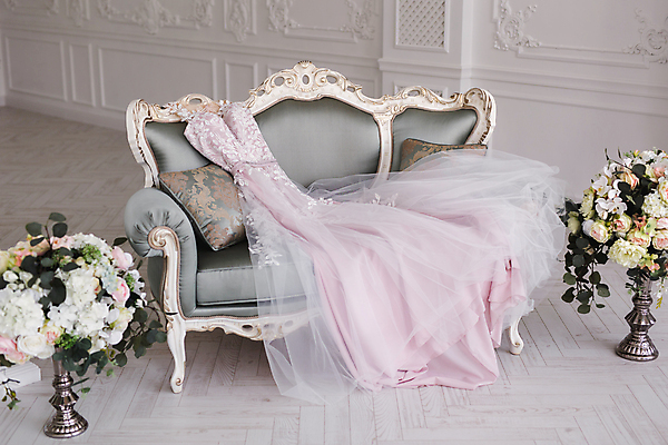 포토 JPG 해외이미지 드레스 꽃 분홍색 쿠션 잎 사람없음 소파 화려 결혼소품 해외포토 식물 옷 컬러 결혼 컨셉 의자 오브젝트 파일형식 이미지허브