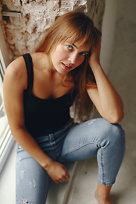 포토 JPG 해외이미지 백인 모델 1 라이프스타일 응시 드레스 여자 행복 얼굴 백그라운드 자연 갈색머리 실내 한명 미소 사람 성인 내부 뷰티 유행 맑음 검은색 봄 회색 흰색 내추럴 스타일 해외포토 서양인 헤어스타일 시선 옷 계절 감정 컬러 날씨 표정 생활 신체부위 생태계 파일형식 이미지허브