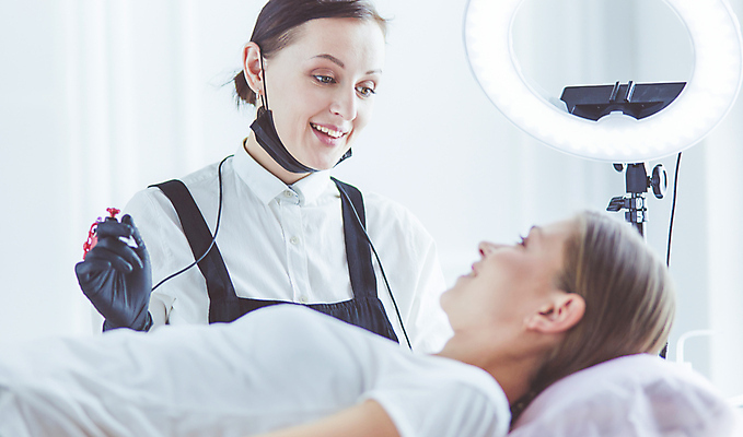 포토 JPG 해외이미지 백인 여자 실내 마스크 들기 상반신 성인 두명 앞모습 옆모습 눕기 눈썹 눈썹문신 성인여자만 해외포토 서양인 얼굴 뷰포인트 모션 사람 내부 문신 여자만 성인만 파일형식 이미지허브