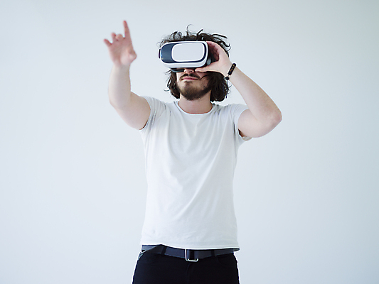 포토 JPG 해외이미지 남자 미래 한명 손짓 상반신 성인 앞모습 흰색 성인남자한명만 VR기기 해외포토 1 뷰포인트 컬러 컨셉 모션 사람 기계 가상현실 남자한명만 성인남자만 파일형식 이미지허브