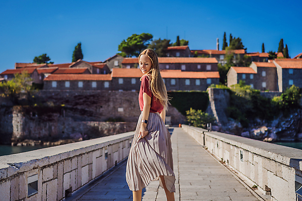 포토 JPG 해외이미지 라이프스타일 드레스 여자 행복 유럽 바다 섬 여행 백그라운드 휴가 안테나 한명 물 파란색 뷰티 여행객 일몰 낭만 자유 도시 고급 성자 지중해 휴양지 타운 몬테네그로 발칸반도 부드바 옛날 해외포토 자연요소 1 옷 감정 나라 종교 컬러 컨셉 통신 사람 생활 노을 장소 파일형식 이미지허브
