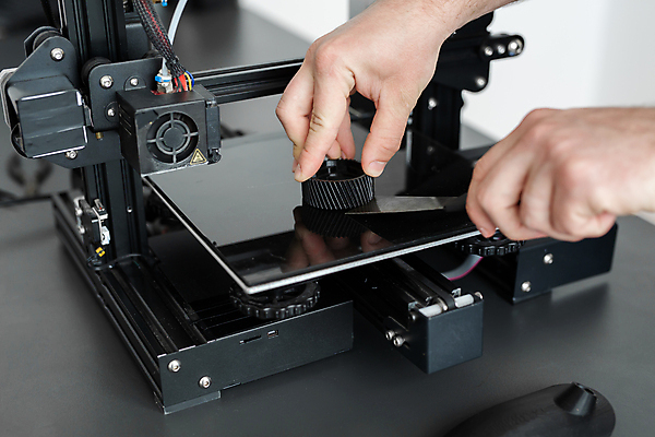 포토 JPG 해외이미지 손 실내 들기 신체부위 과학기술 작업 기술자 제조 만들기 인공 3D프린터 4차산업 해외포토 직업 산업 모션 기술 사람 내부 인쇄기 파일형식 이미지허브