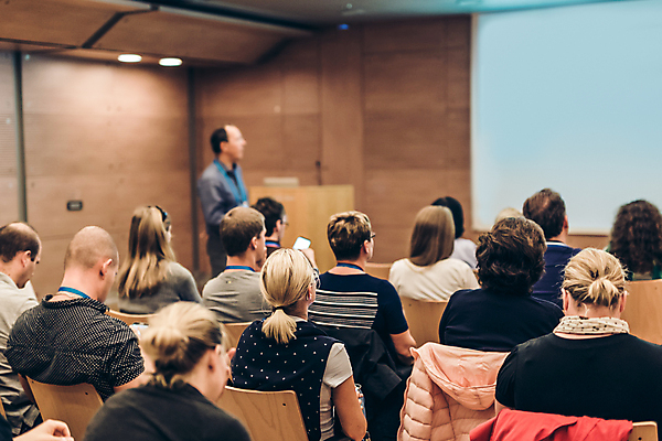 포토 JPG 해외이미지 여자 남자 실내 앉기 여러명 상반신 성인 옆모습 뒷모습 듣기 군중 강의 강당 세미나 성인만 해외포토 뷰포인트 다수 모션 사람 내부 파일형식 이미지허브