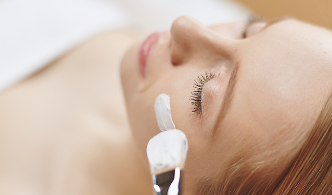 포토 JPG 해외이미지 여자 실내 한명 근접촬영 상반신 성인 옆모습 아웃포커스 뷰티 눈감음 붓 피부관리 바르기 팩 성인여자한명만 해외포토 1 뷰포인트 모션 촬영기법 사람 내부 화장품 여자한명만 성인여자만 파일형식 이미지허브