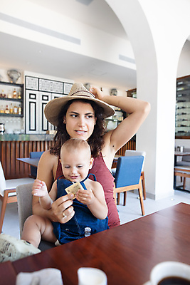 포토 JPG 해외이미지 백인 모자 라이프스타일 여자 딸 행복 커피 어린이 음식 가족 탁자 엄마 함께함 미소 사람 앉기 성인 두명 여름 식당 식사 카페 아기 아침식사 먹기 계산대 점심식사 해외포토 서양인 잡화 계절 감정 음료 가구 컨셉 관계 모션 표정 생활 상점 파일형식 이미지허브