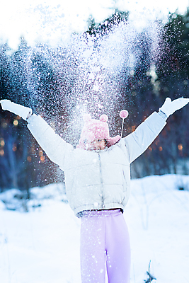 포토 JPG 해외이미지 백인 라이프스타일 계절 행복 감정 어린이 장갑 크리스마스 겨울 장난 자연 놀이 날씨 휴가 한명 미소 웃음 야외 10대 기쁨 추위 게임 흰색 눈송이 던지기 12월 싸움 서리 눈덩이 1월 폭설 눈내림 해외포토 서양인 1 잡화 기념일 컬러 모션 청소년 눈_날씨 표정 사람 생활 날짜 자연재해 생태계 파일형식 이미지허브