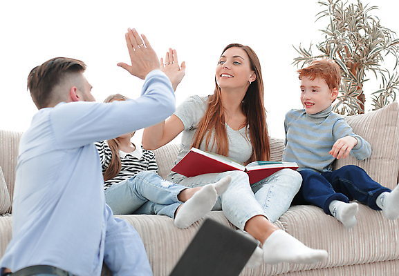 포토 JPG 해외이미지 전신 백인 라이프스타일 여자 남자 딸 행복 아들 어린이 거실 가정 가족 휴식 함께함 실내 사랑 앉기 소년 여러명 상반신 성인 앞모습 옆모습 책 노트북 소파 방 아빠 하이파이브 리빙 해외포토 서양인 감정 뷰포인트 다수 컨셉 의자 관계 모션 사람 손짓 내부 생활 전자제품 파일형식 이미지허브