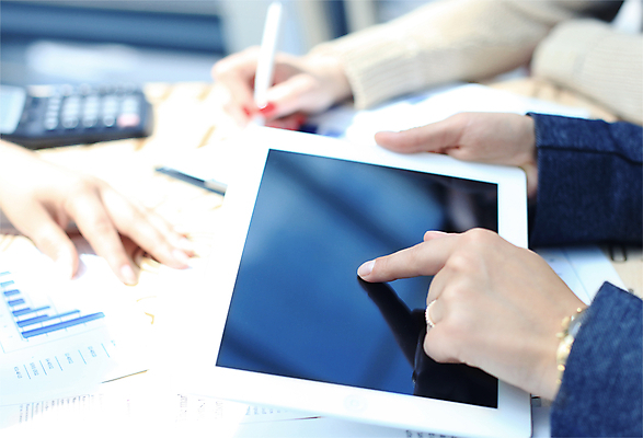 포토 JPG 해외이미지 인터넷 회사 비즈니스 사업가 손가락 통계 그래프 노동자 관리 사람 사람없음 그래픽 금융 경제 컴퓨터 터치패드 알약 디지털 자료 터치 잡기 작업 결과 휴대용 무선전화기 분석 보고서 와이파이 전자 해결 패드 진행 리뷰 해외포토 직업 손 컨셉 모션 전자제품 약 전화기 오브젝트 무선인터넷 파일형식 이미지허브