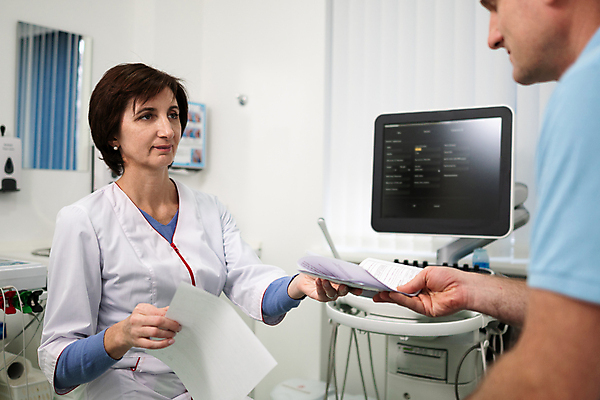 포토 JPG 해외이미지 백인 직업 여자 통신 청진기 노동자 실내 건강 병원 실험 대화 설명 사람 성인 두명 사무실 독서 약 건강관리 진료 듣기 시험 환자 의사 흰색 업무 자신감 질병 상담원 토론 질문 약속 처방 돌봄 심장병 조언 해외포토 서양인 교육 감정 컬러 비즈니스 의학 의료기기 모션 관리 말하기 내부 의료진 작업 사무원 파일형식 이미지허브